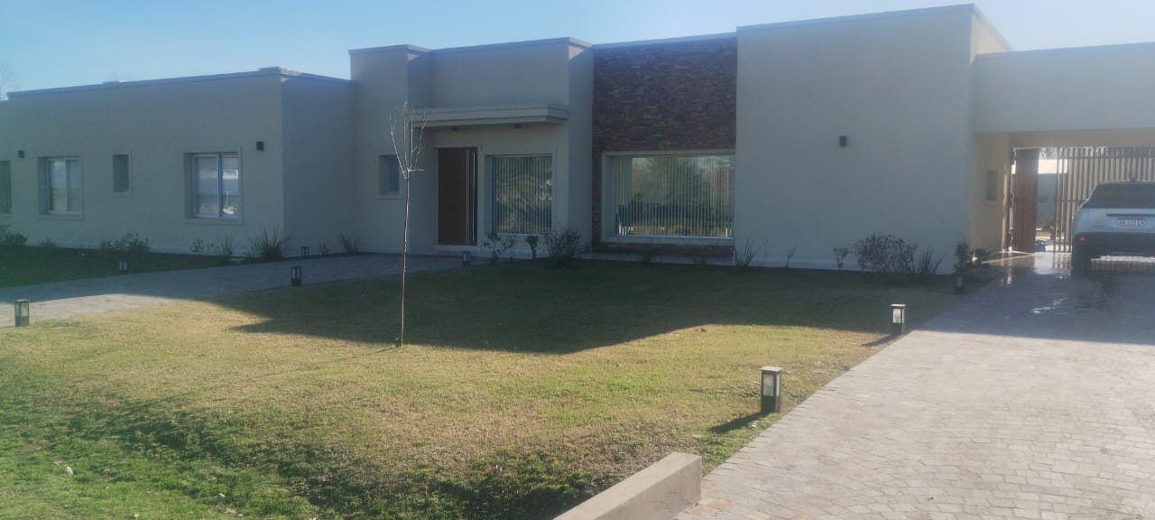 Proyecto aberturas en vivienda moderna — Fincas de San Vicente, Golf, San Vicente, Zona Sur
