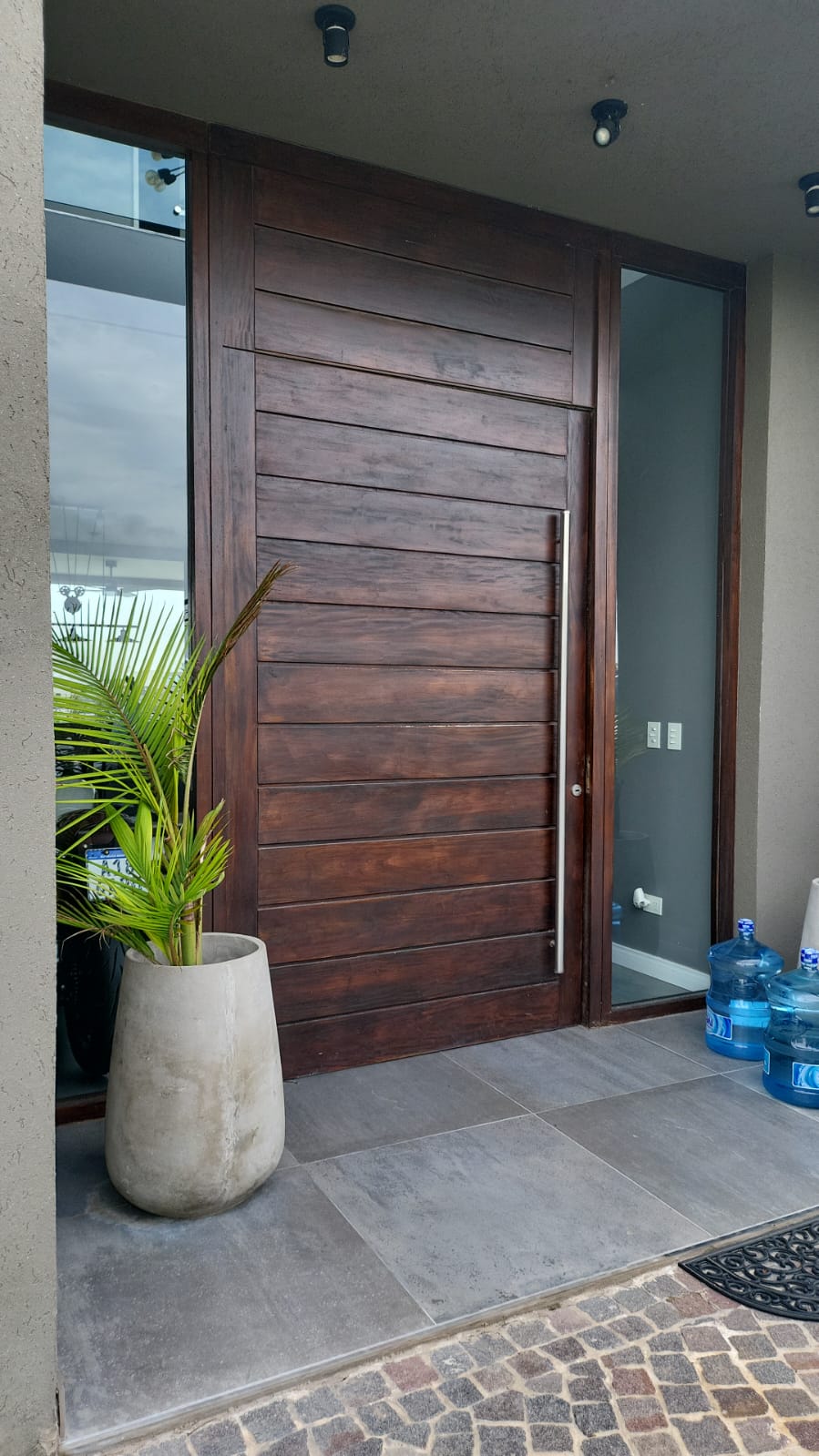 Puerta pivotante de madera maciza instalada — Barrio San Sebastián, Escobar, Zona Norte